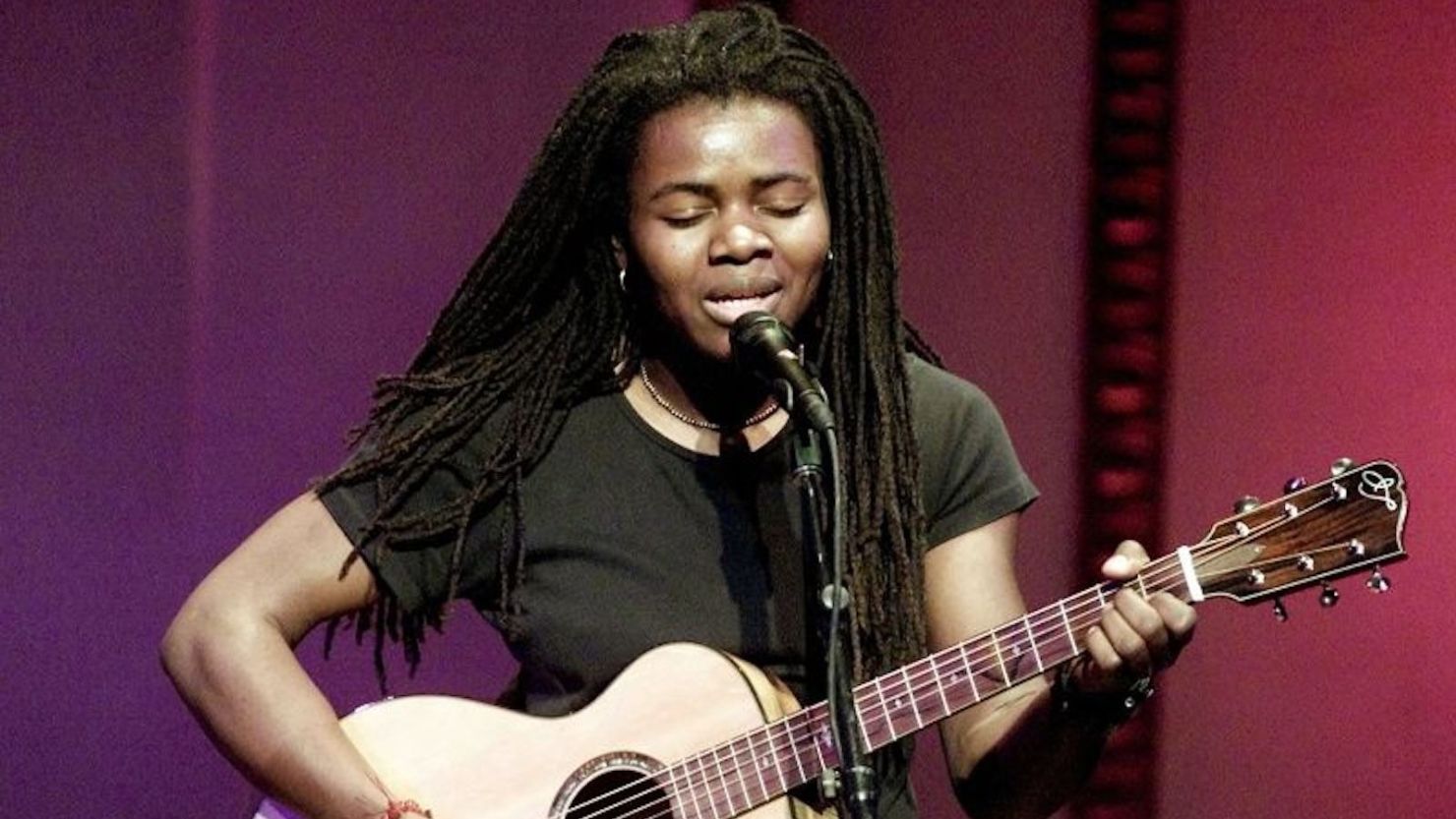 You are currently viewing Tracy Chapman: A Musical Icon of Social Consciousness and Storytelling