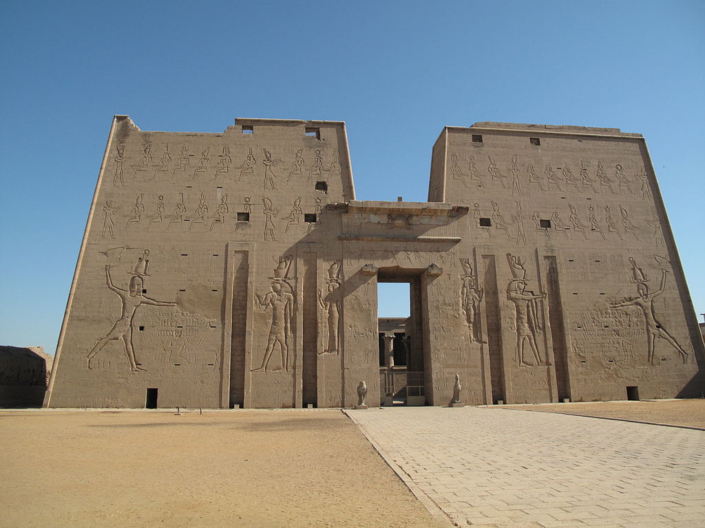 You are currently viewing Edfu: A Pinnacle of Ptolemaic Grandeur on the Nile