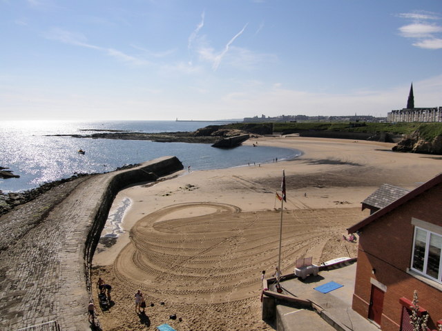 Cullercoats_Bay_from_the_North_-_geograph.org_.uk_-_521814-7