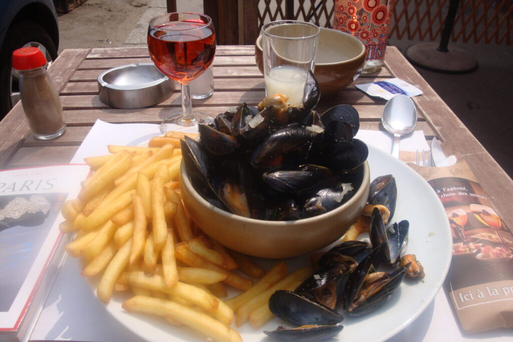 Mussels in the iconic Champs-Élysées of Paris