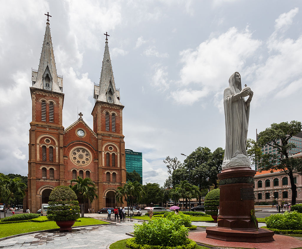Basilica_de_Nuestra_Senora_Ciudad_Ho_Chi_Minh_Vietnam_2013-08-14_DD_03-1