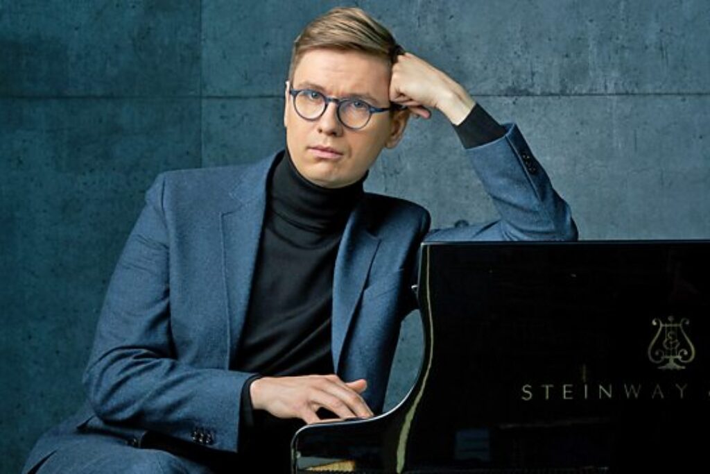 Víkingur Ólafsson: The Visionary Pianist of Our Time